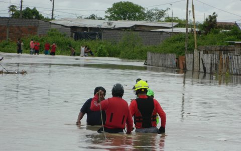 Con un bote, personal del Cuerpo  de Bomberos rescató  a familias  atrapadas.