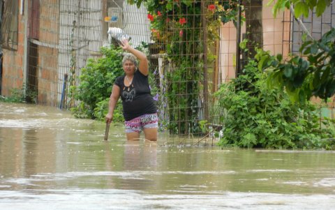 Una mujer pedía ayuda para ella y su familia que quedó en medio del agua.