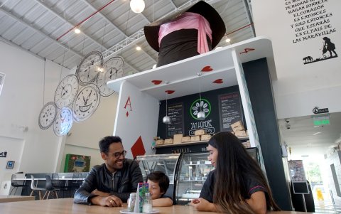 Familiar. El ambiente es así en estos establecimiento, donde la tranquilidad y confort son lo primordial