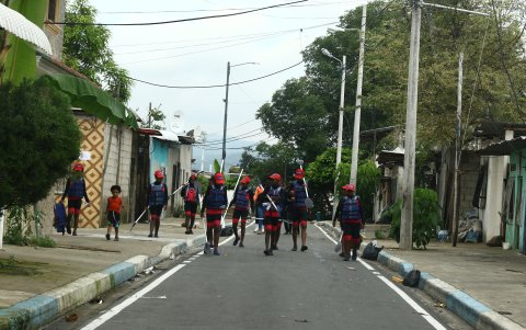 Los integrantes del proyecto son conocidos entre las calles que los llevan al estero. Regularmente caminan por el sector para recoger y luego guardar los equipos.