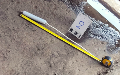 El taco de dinamita fue dejado debajo de la puerta de esta recicladora de metal, la noche del viernes