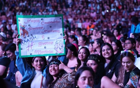 Fans con letreros en el show de Ha*Ash