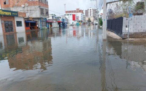 Hasta la mañana del domingo,el agua seguía acumulada en la segunda avenida de Salinas.