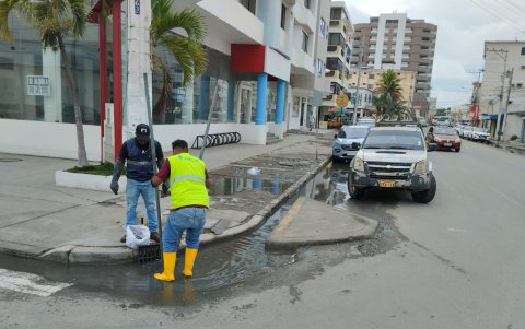 En la tarde, el bombeo logró drenar el agua acumulada por las lluvias, pero el reclamo sigue latente.