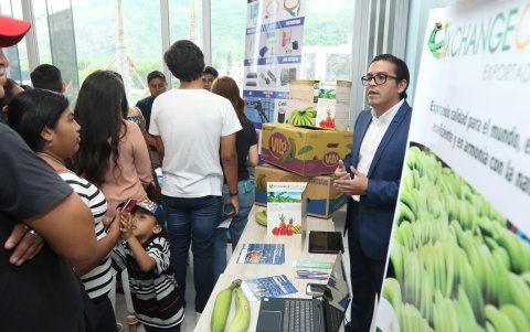 Los docentes estuvieron prestos a resolver las inquietudes de los interesados.