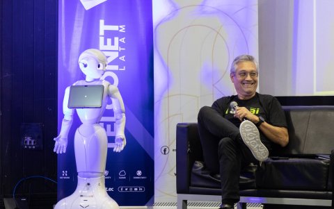 Tomislav Tópic, gerente general de Telconet Latam, presentó un robot que interactuó con los asistentes.