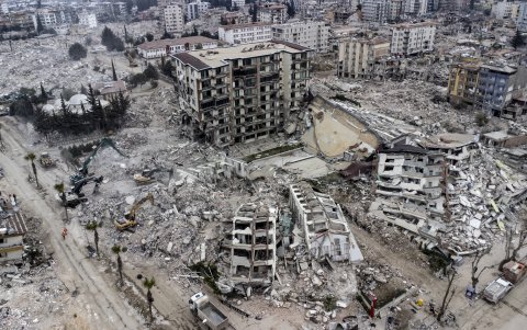 Una vista aérea tomada con un dron muestra una vista de los edificios derrumbados tras un fuerte terremoto en Hatay, Turquía, el 21 de febrero de 2023.