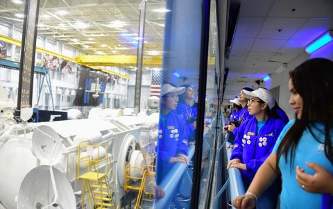 Organismos como ONU Mujeres o la Unesco, Gobiernos y sector privado buscan que cada vez más niñas y mujeres se vinculen a la ciencia y a la tecnología, dado que son áreas claves para la economía y el desarrollo social y la población femenina que estudia esas carreras sigue siendo minoritaria, con apenas un 35 % del total.