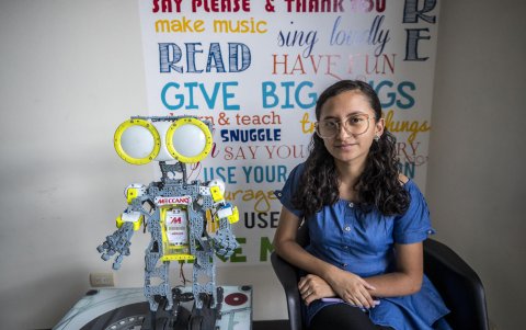 Gloria Esther Recinos Aguilar estudiante de primer semestre en la Universidad del Valle de Guatemala habla durante una entrevista con EFE, sobre su trabajo en robótica y prótesis, el 18 de febrero de 2023, en Cuidad de Guatemala (Guatemala).