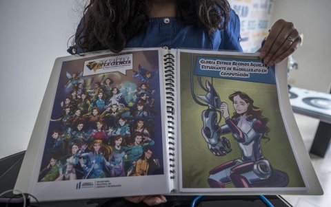 Gloria Esther, de 18 años, atribuye a la curiosidad su carrera prolífica en la robótica, en la que ha sido premiada por el diseño de una casa domótica, una prótesis robótica de mano y brazo y un proyecto de energías alternativas, que hizo a los 10 años y que se encuentra en exposición en el Museo de Ciencia y Tecnología de Ciudad de Guatemala.