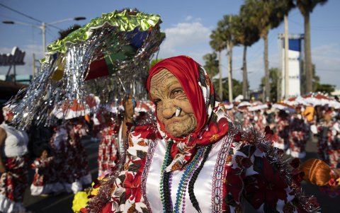 Participan comparsas y personajes procedentes de todo el país, representando las particularidades y tradiciones de cada zona.