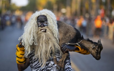 Integrantes de comparsas participan en el desfile del Carnaval de Santo Domingo 2023, en la avenida del malecón, en Santo Domingo (República Dominicana).