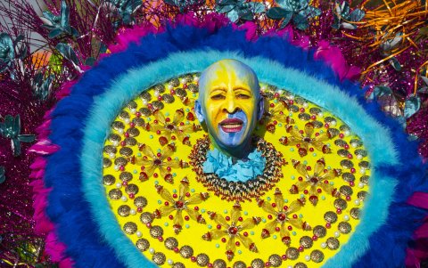 Además de sentir la satisfacción de formar parte del desfile, las comparsas grupales y personajes compiten por los premios que se otorgarán en nueve categorías y que están dotados de cantidades en metálico, cuyos ganadores se anunciarán el 16 de marzo.