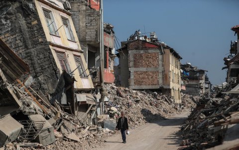 Un hombre pasa junto a edificios derrumbados tras los fuertes terremotos en Hatay, Turquía, el 23 de febrero de 2023.