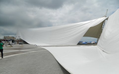 Los comerciantes que fueron testigos de lo que pasó, aseguran que la tolda se movía como una hamaca.