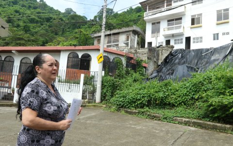 Los vecinos con documentos en mano muestran su inconformidad