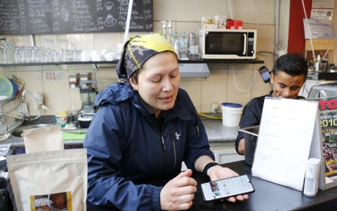 Fácil. Una administradora de local coincide en que es fácil conseguir un trabajo de repartidor en las apps disponibles