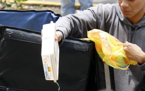 Descuido. Algunos repartidores no tienen cuidado con los productos e incluso llevan cosas personales