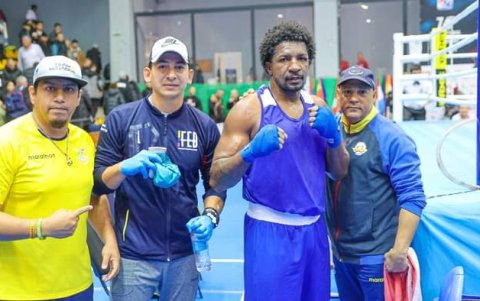 Julio junto a los entrenadores Pedro Salgado y Frederick Gonzales y el  fisioterapeuta Víctor Ponce.