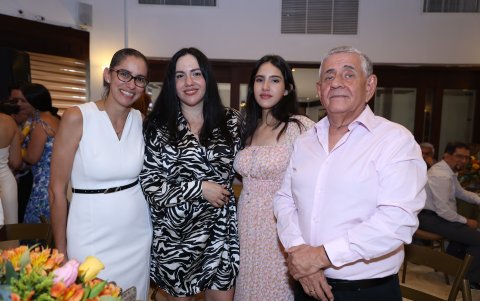 Jenny Barek, Andrea de Barek, Amalin Barek y Hugo Burgos.