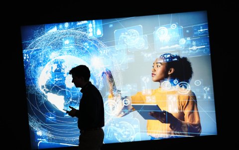 Otro visitante ante un expositor del Mobile World Congress (MWC), el mayor evento de tecnología móvil del mundo.