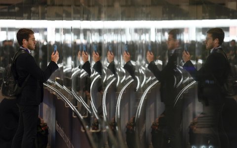 Un visitante fotografía uno de los pabellones del Mobile World Congress (MWC), el mayor evento de tecnología móvil del mundo, que arrancó el 27 de febrerp en Barcelona en un clima ya de plena normalidad tras las ediciones de la covid y que prevé atraer a más de 80.000 congresistas.