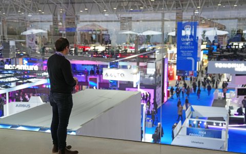 Un visitante observa una de los pabellones del Mobile World Congress (MWC).