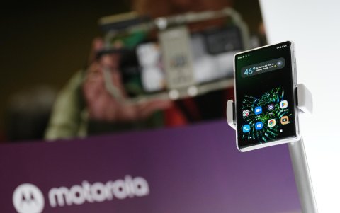 Vista del teléfono con tecnología Rollable de Motorola, cuya pantalla se enrolla, una de las novedades del Mobile World Congress (MWC) que se celebra en Barcelona, donde se pueden ver dispositivos con cámaras cada vez de mayor calidad, con los plegables ganando posiciones, y con pantallas deslizantes, además de constatar que la enésima batalla del sector se librará en el campo de la carga rápida.