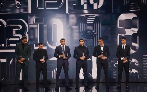 El futbolista holandés Virgil van Dijk del FC Liverpool, el futbolista argentino Lionel Messi del Paris Saint-Germain FC, el futbolista francés Kylian Mbappe del Paris Saint-Germain FC, el futbolista marroquí Achraf Hakimi del Paris Saint-Germain FC, el futbolista brasileño Carlos Casemiro del Manchester United FC y el futbolista marroquí Yassine Bounou del Sevilla FC con su premio FIFA FIFPRO Men's World 11 en el escenario durante la ceremonia The Best FIFA Football Awards 2022 en París, Francia, el 27 de febrero de 2023.