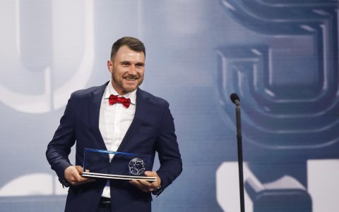 El polaco Macin Oleksy, premio Puskas de la FIFA por su gol con muletas.