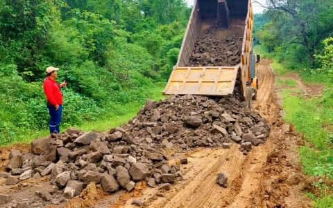 En la zona sur de Santa Elena se realizan trabajas para evitar que, con las lluvias, las vías queden cerradas.