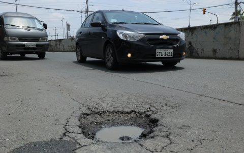 Los dueños de los automotores deben manejar con mucho cuidado para evitar que sus unidades caigan en los grandes agujeros que se han formado en las vías.