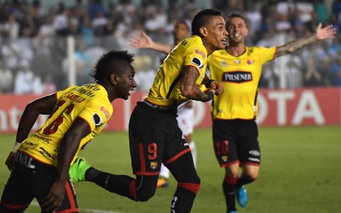 Jonathan Álvez, marcando el gol de la victoria en un memorable partido para los barcelonistas.
