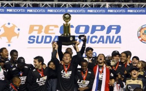 Liga de Quito alzando el trofeo de campeón en Brasil (2008)