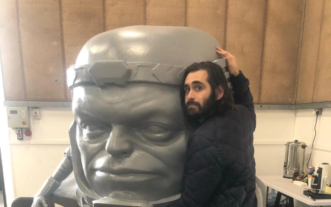Jeff Loveness con el personaje Modok.