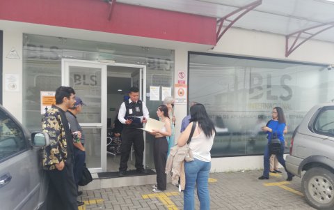 2. Las citas. Al edificio ubicado en Urdesa, solo ingresan los que tengan una cita confirmada. En alrededores se congregan agencias y tramitadores que esperan los clientes.