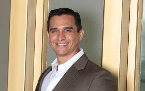 Aunque es un hombre cristiano evangélico, disfruta de otros ritmos como la salsa, aunque confiesa que es muy malo bailando.