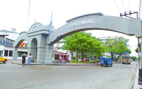 En la obra, Paredes habla de las estructuras que marcaron al barrio; y asegura que lejos de lo que cree, el arco (imagen) construido en los 90, aunque lindo, no fue el ícono que los representaba.