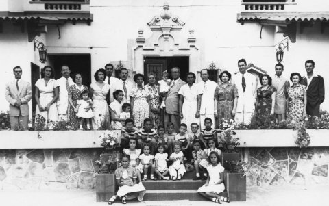 El libro muestra a las familias pioneras como la de Víctor Emilio Estrada, en la foto; y a personas como Cosme Renella, quien fue el primer piloto ecuatoriano en usar la antigua pista del vecindario.