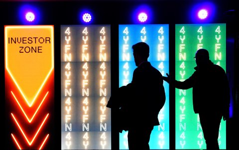 Varios visitantes en el pabellón de 4YFN (Four years from now), el evento centrado en las firmas emergentes del Mobile World Congress (MWC), que sus organizadores tienen previsto ampliar su capacidad para 2024.