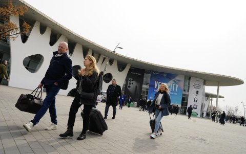 Varios visitantes abandonan el recinto del Congreso Mundial de Móviles (MWC) que cierra este jueves su 18 edición, en la que el mayor evento de tecnologías móviles ha recuperado la plena normalidad tras la pandemia.