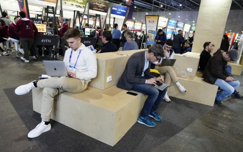 Varios visitantes en el pabellón de 4YFN (Four years from now).