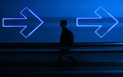 Un visitante en el Congreso Mundial de Móviles (MWC) que cierra este jueves su 18 edición, en la que el mayor evento de tecnologías móviles ha recuperado la plena normalidad tras la pandemia.