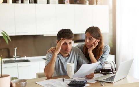 Siga estos consejos y manténgase alerta si aparece una persona con estas características.