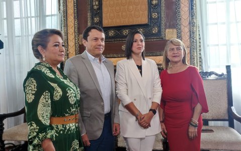 La nueva presidenta estuvo en compañía de otros miembros municipales