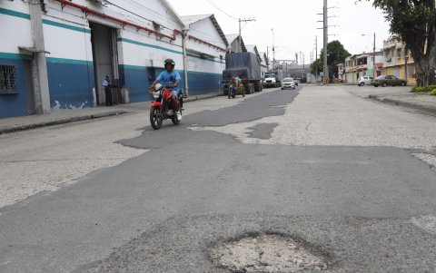 En la calle 47 S-E de la Pradera, los parches de asfalto que se han colocado en anteriores reparaciones ya se están saliendo.