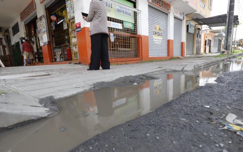 En la calle Gómez Rendón y la 21, el agua lluvia se empoza y se forma lodo. Además obstruye el paso a la rampa para personas con discapacidad.
