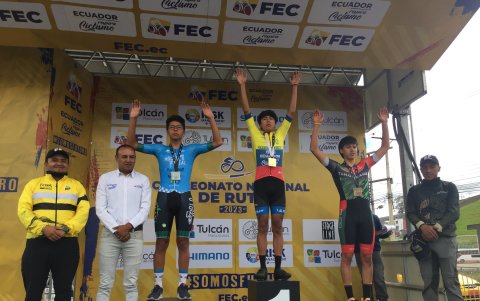 Ramírez en el podio del Nacional de Ruta que le dio la notoriedad para salir al exterior.