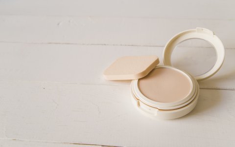 Es el indicado para retocarte cuando sales, gracias a su empaque portátil.