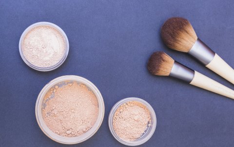 Si solo deseas matizar ligeramente tu maquillaje sin sentir pesadez en tu cara, este producto es el adecuado.